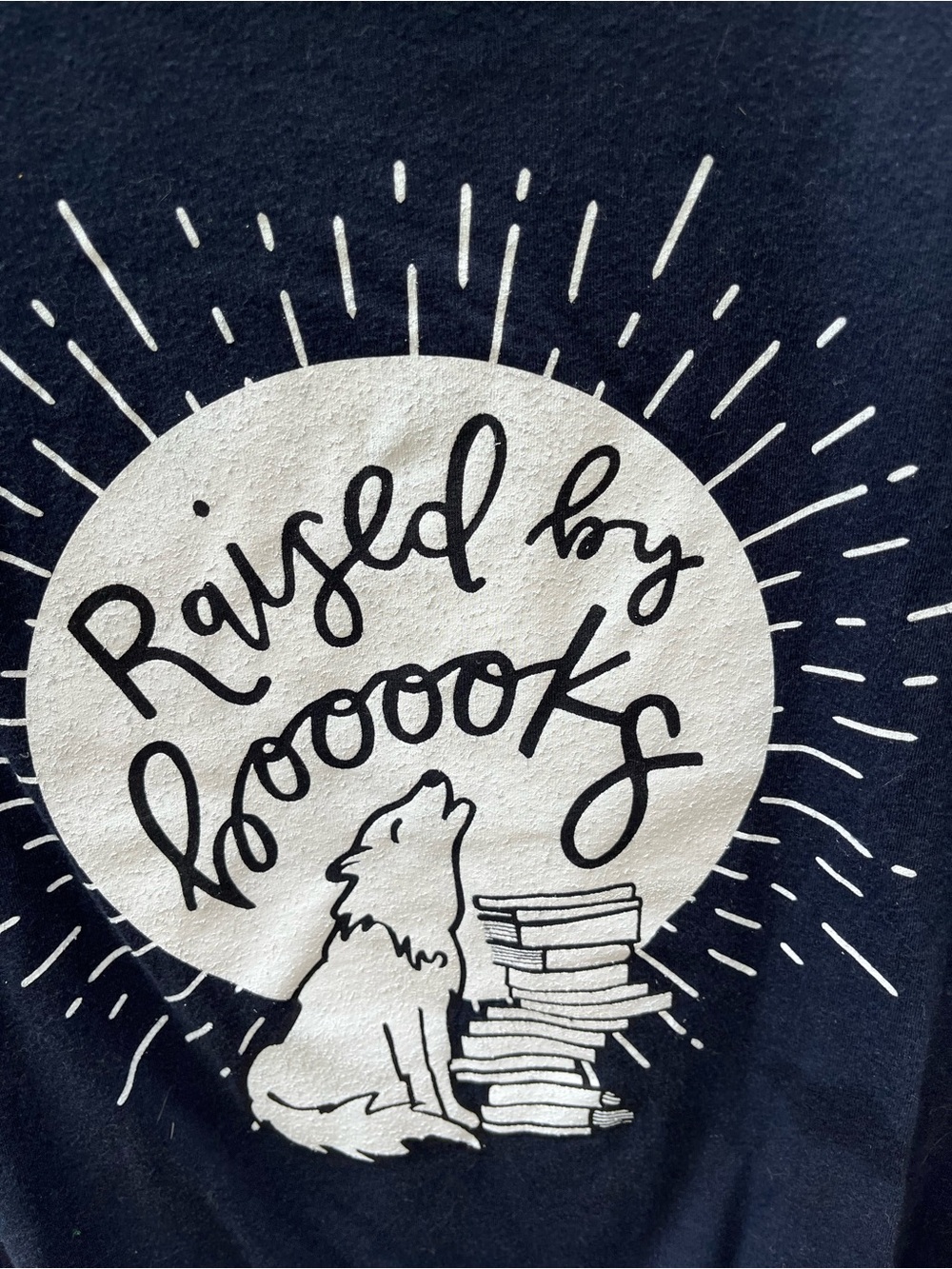 Out Of Print Raised by Books Women’s Relaxed Fit T-Shirt Navy Printed Sz M - Picture 3 of 4